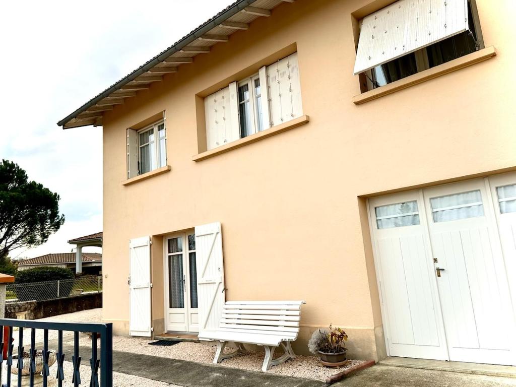 CassagneにあるGîte les Foysの家の前の白いベンチ