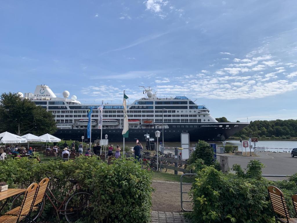 a cruise ship is docked in a harbor at Kanal 33 in Schafstedt