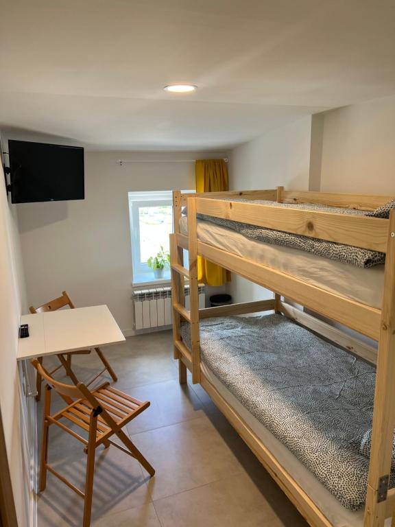 una habitación con dos literas y un escritorio en Hostel Centrum Katowice, en Katowice