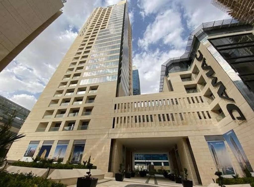 アンマンにあるAmazing Apartment heart of Ammanの高い建物のある大きな白い建物