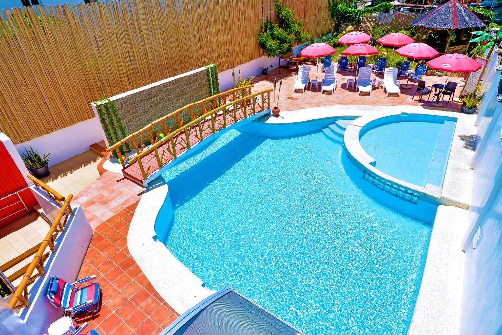 Swimming pool sa o malapit sa Red Coco Inn de Boracay