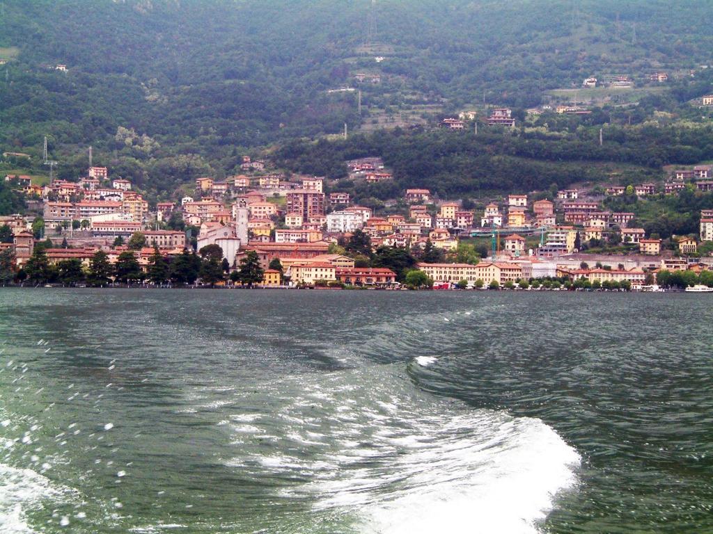 uma vista de uma cidade a partir de um barco na água em Casa Anna em Lovere