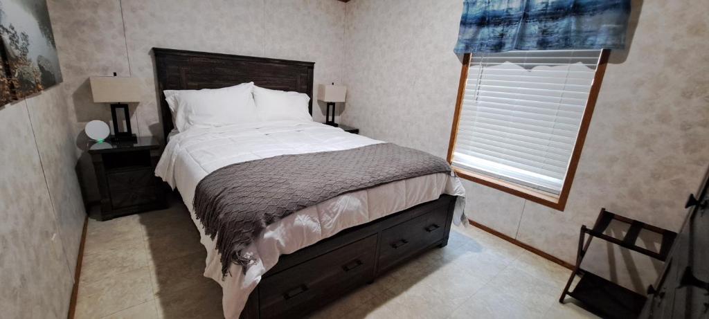 Ένα ή περισσότερα κρεβάτια σε δωμάτιο στο Kat's Get Away Cabin