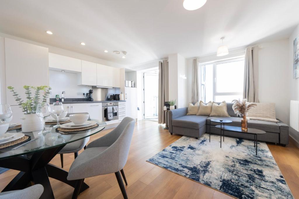 Hooにある1BR River Retreat - Sleeps 4 - Parkingのテーブルとソファのあるリビングルーム