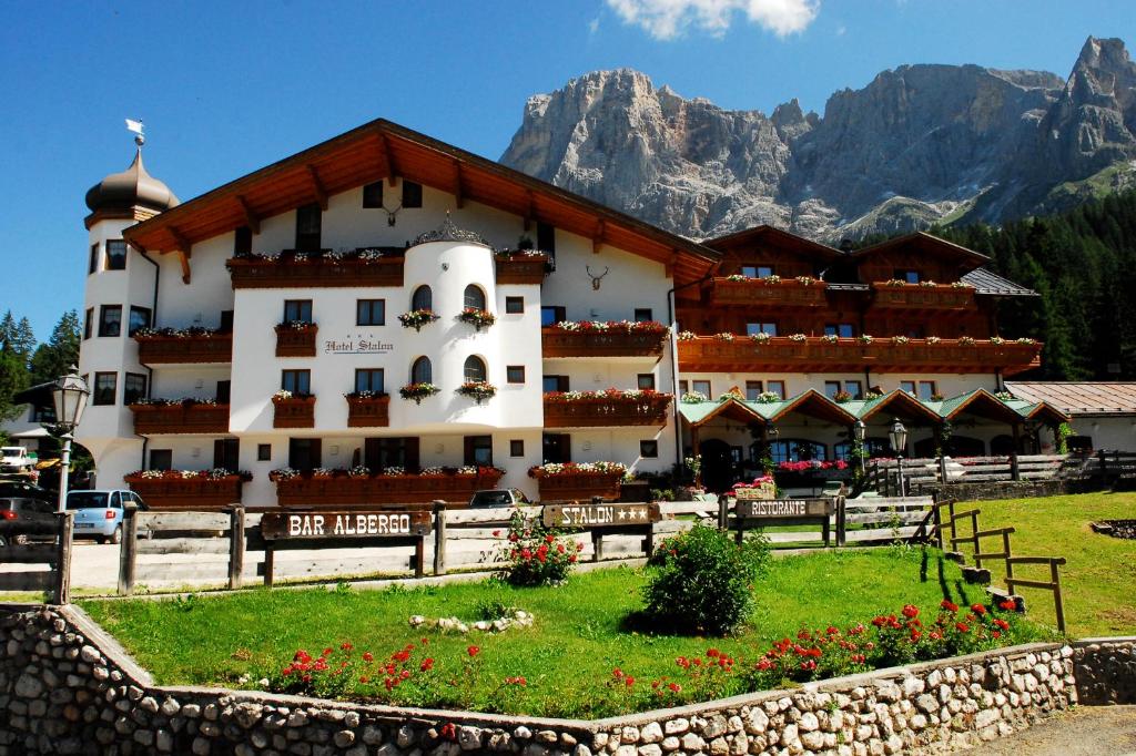 Nespecifikovaný výhled na hory nebo výhled na hory při pohledu z hotelu
