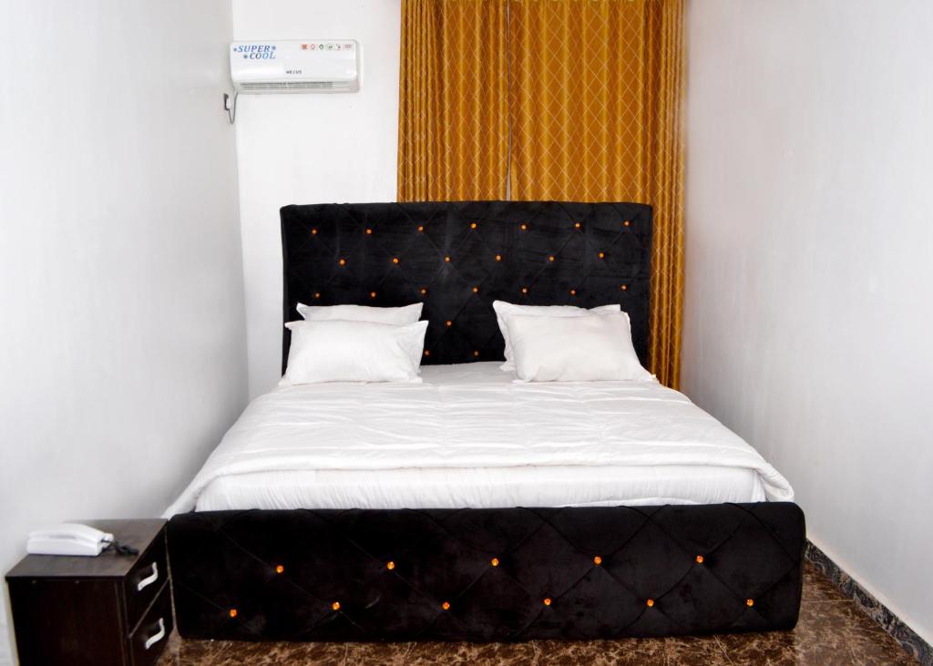 Postel nebo postele na pokoji v ubytování WF Hotels