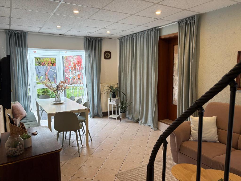ein Wohnzimmer mit Couch und Tisch in der Unterkunft Ferienwohnung Seeglück - 4 Schlaf- & 4 Badezimmer in Tauche