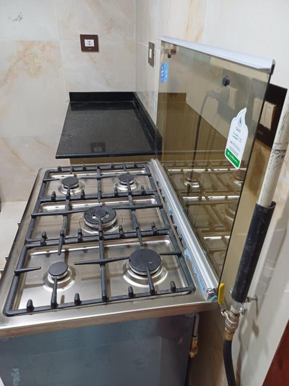 - une cuisine équipée de plaques de cuisson dans l'établissement الفريده شقة فندقية, à Mudīrīyah