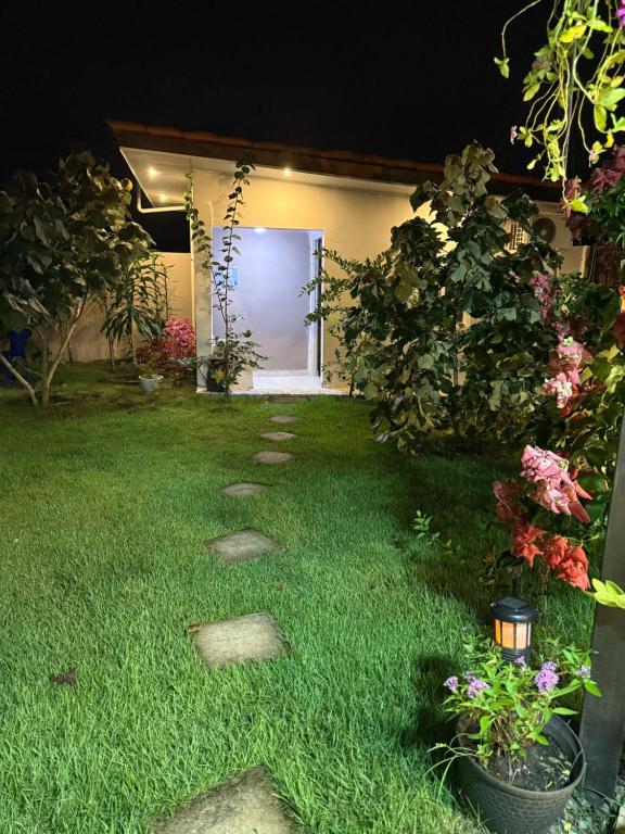 ダビッドにあるLa casita de aladoの夜の芝生に飛び石が置かれた庭