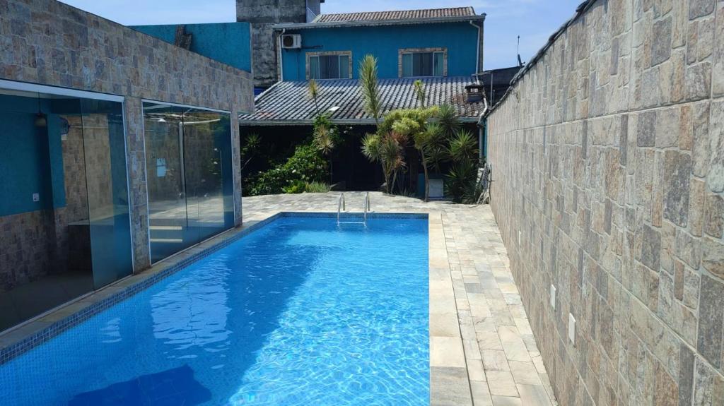 una piscina en el patio trasero de una casa en Casas para Temporada RS, en Praia Grande