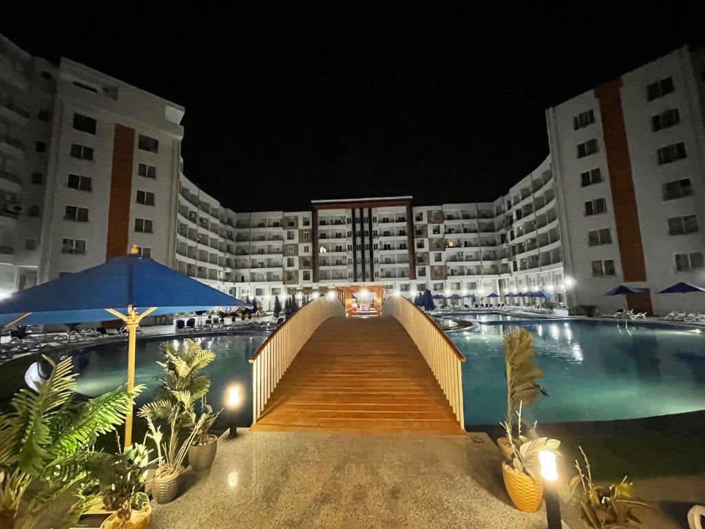 Bazén v ubytování Tiba Golden Resort nebo v jeho okolí