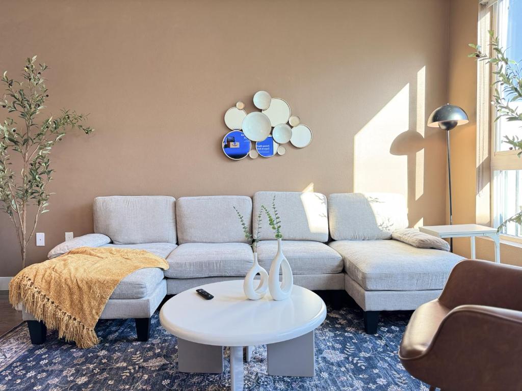 ein Wohnzimmer mit Couch und Tisch in der Unterkunft New Oasis Near Disneyland Pool Gym Free Parking in Tustin