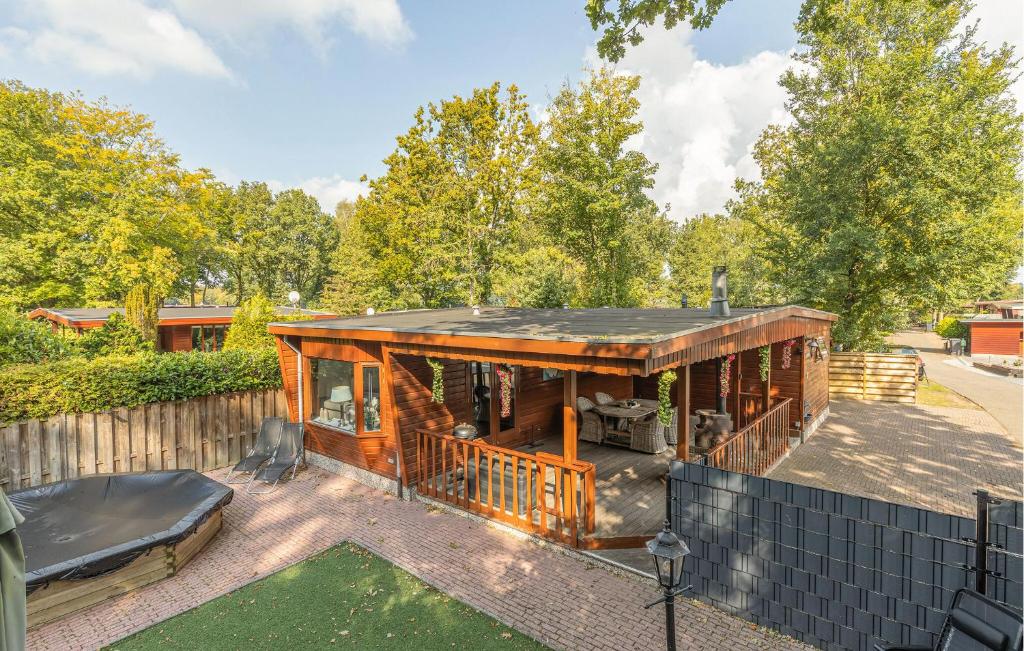 una casa con un techo que tiene un estanque en Cozy Home In Erm With Private Swimming Pool, Can Be Inside Or Outside, en Erm