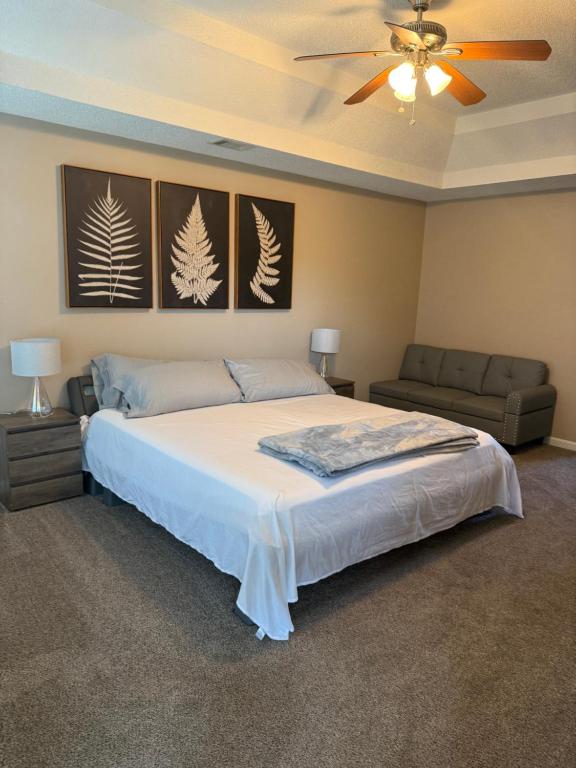ジョーンズボロにあるVacation Paradiseのベッドルーム1室(大型ベッド1台、シーリングファン付)