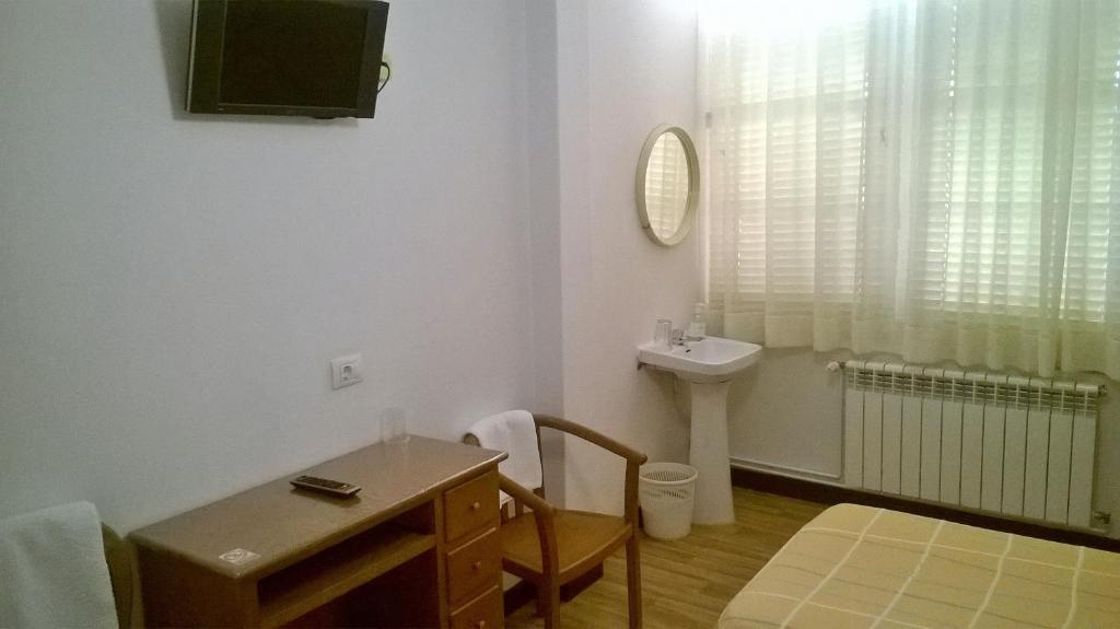 Hostal El Cairo - Standard Twin Room With Shared Bathroom