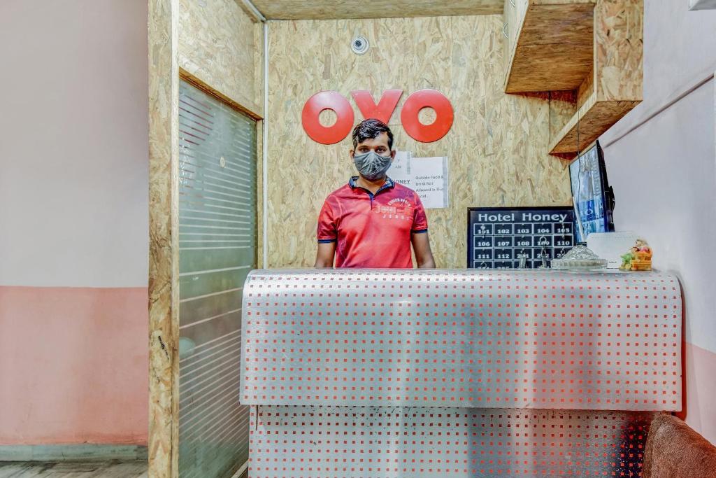 Επισκέπτες που μένουν στο Capital O Honey Hotel