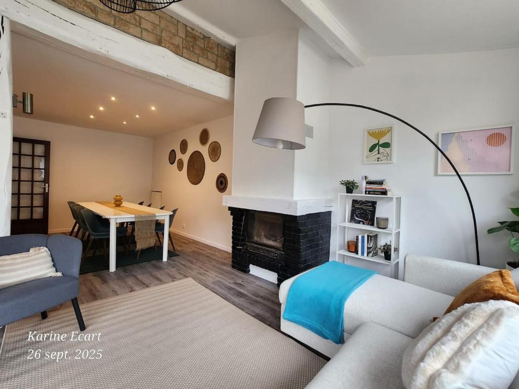 BazancourtにあるLa Nichée, maison Cosyのソファとテーブルのあるリビングルーム