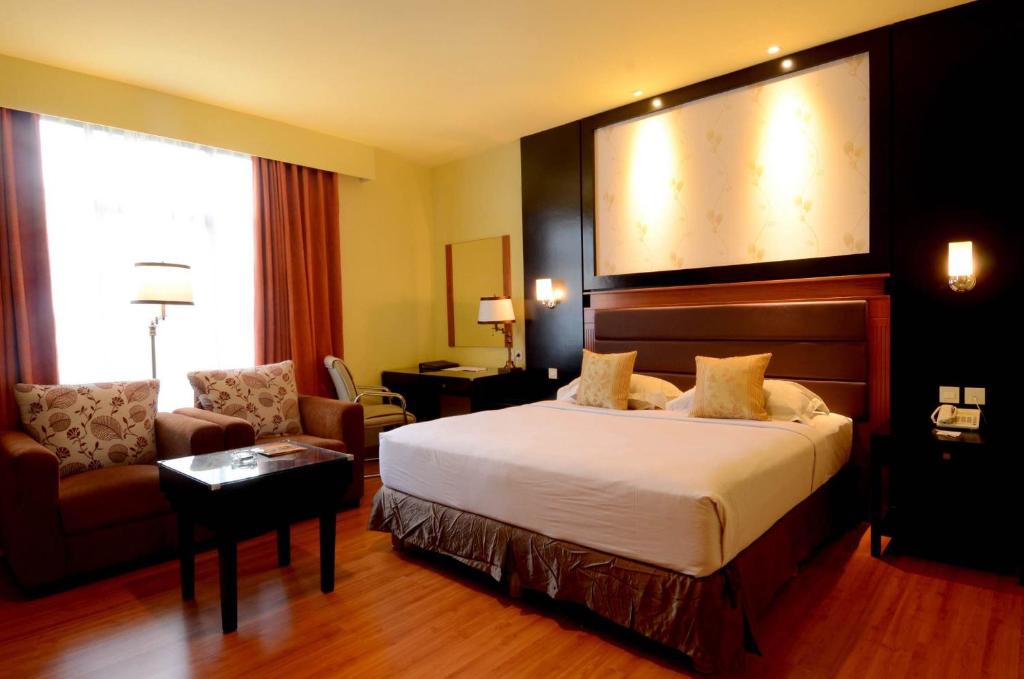 Postel nebo postele na pokoji v ubytování Sari Ater Kamboti Hotel Bandung
