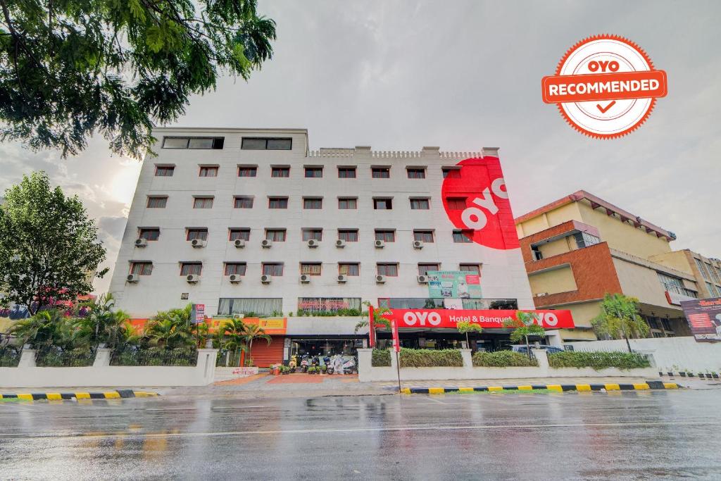 ハイデラバードにあるHotel O Kachiguda Railway Stationの正面に看板がある大きな白い建物