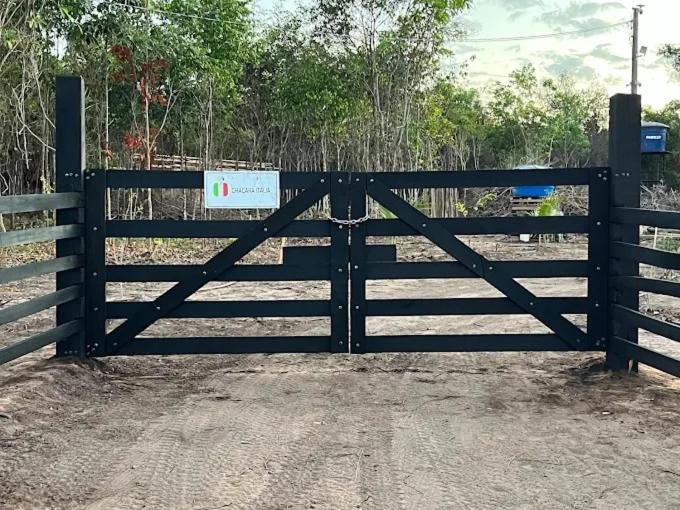 een zwarte poort met een bord erop bij Casa na Chácara in Nova Mutum