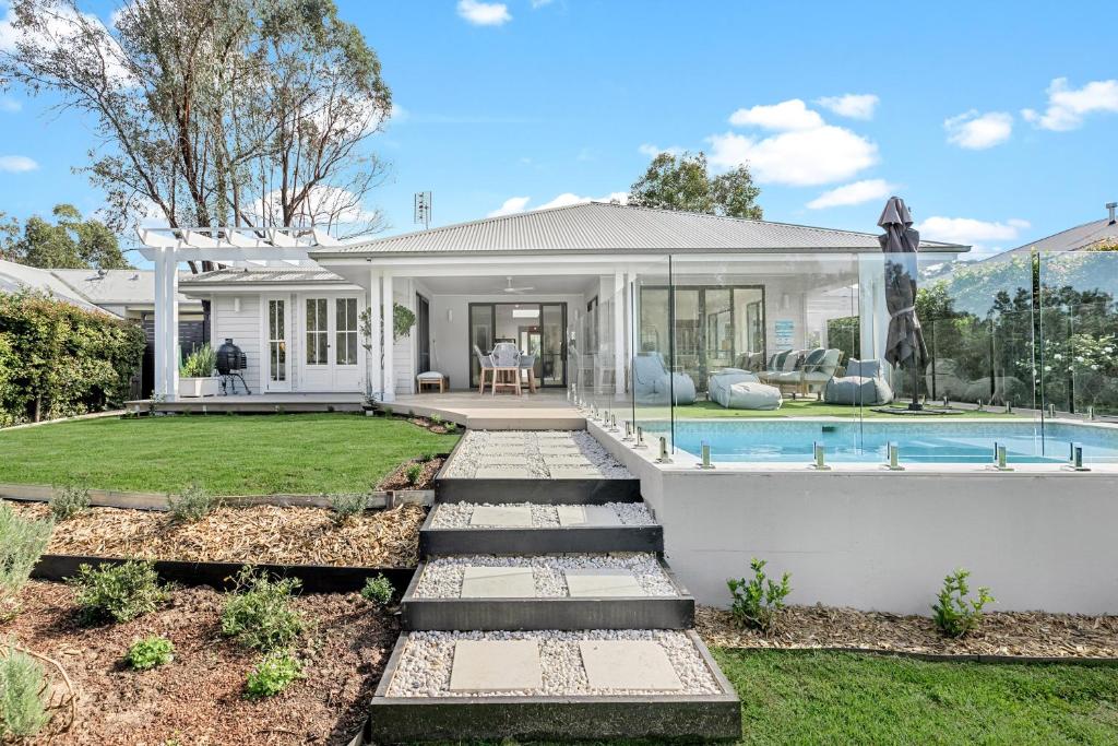 ein Haus mit Pool und Hof in der Unterkunft Whitepepper Cottage in Pokolbin