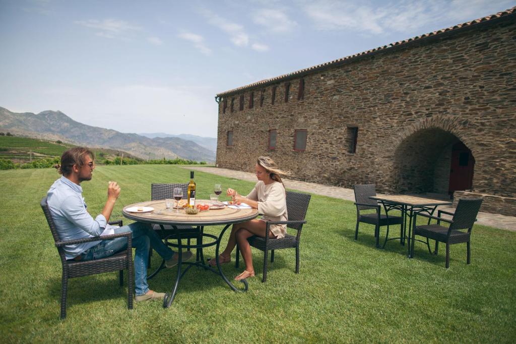 Ein Mann und eine Frau sitzen an einem Tisch in der Unterkunft Sa Perafita - MF in Cadaqués