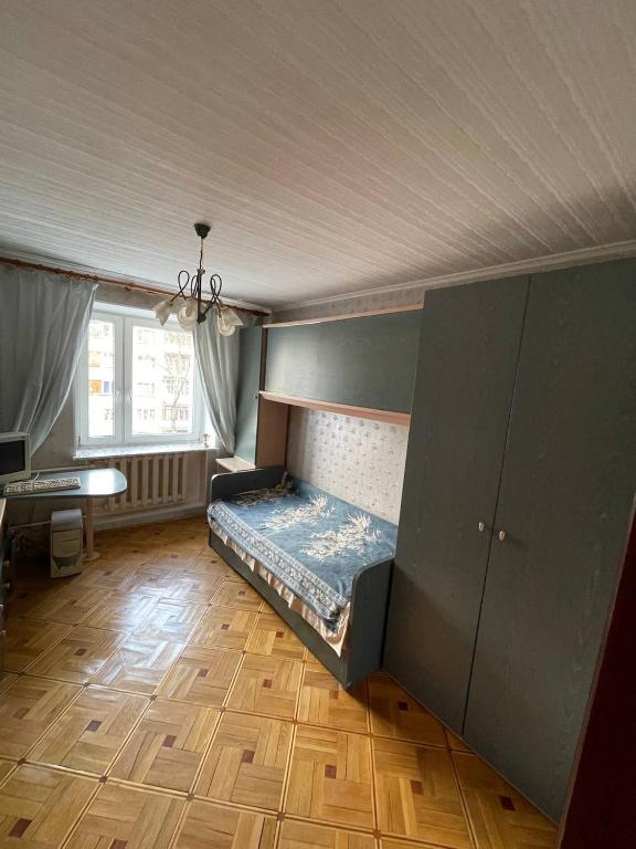 Un dormitorio con una cama en el medio de una habitación. en Comfortable family home with furniture, en La Teste-de-Buch