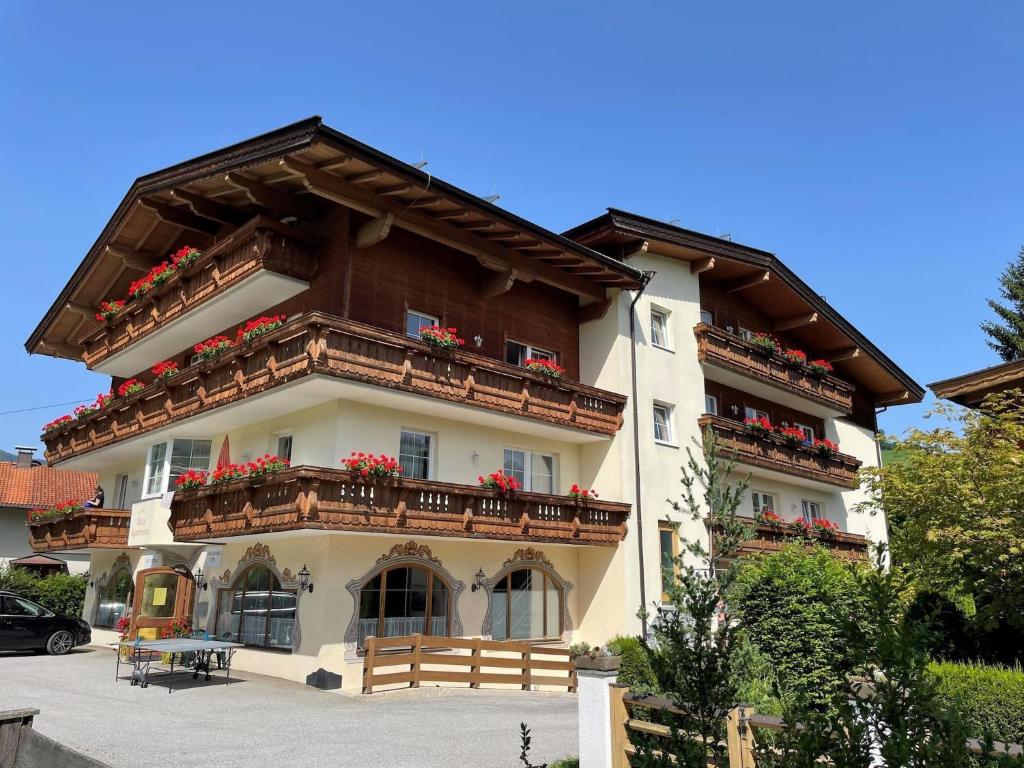 un edificio con macetas en los balcones en Peaceful Balcony Retreat in Wildschönau, cleaning included, en Niederau