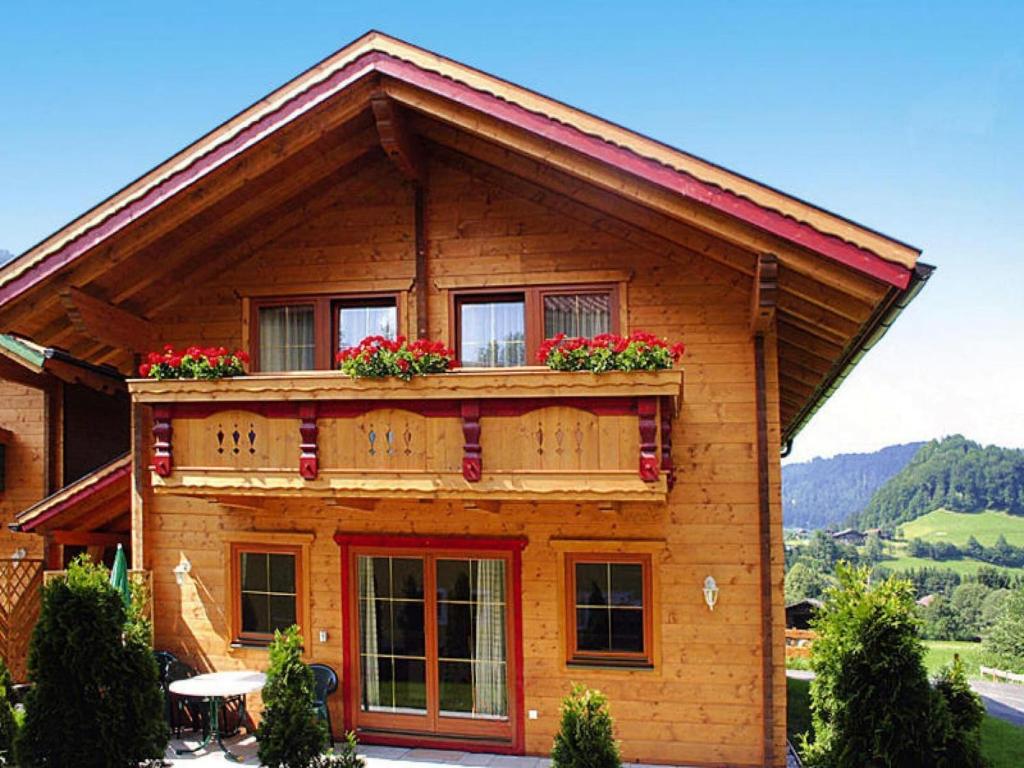 O vedere generală la munți sau o vedere la munte luată de la această casă de vacanță