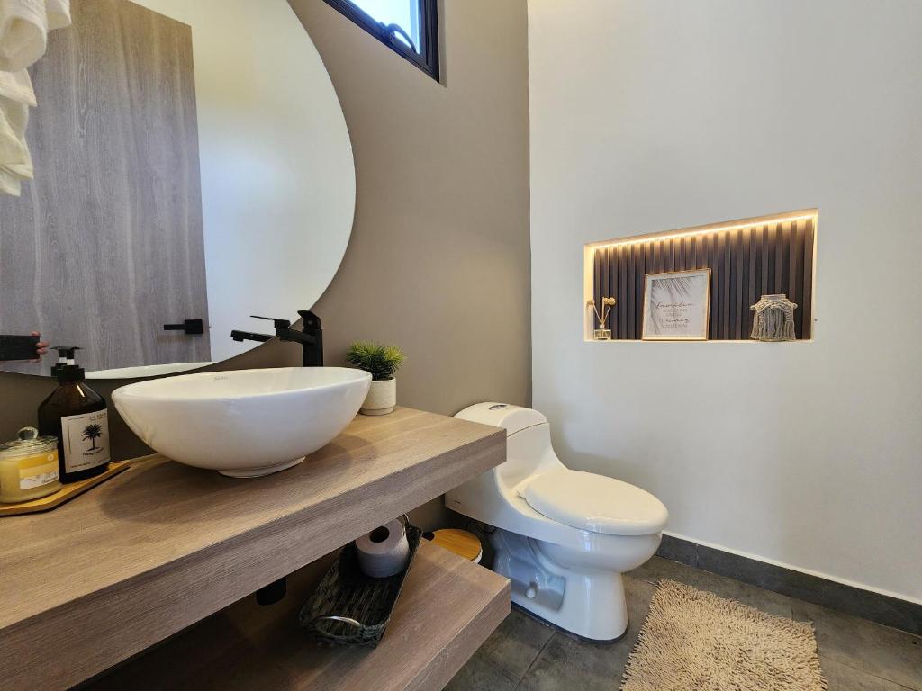 Koupelna v ubytování BosqueVivo - Cabaña de lujo con piscina y jacuzzi en Doradal