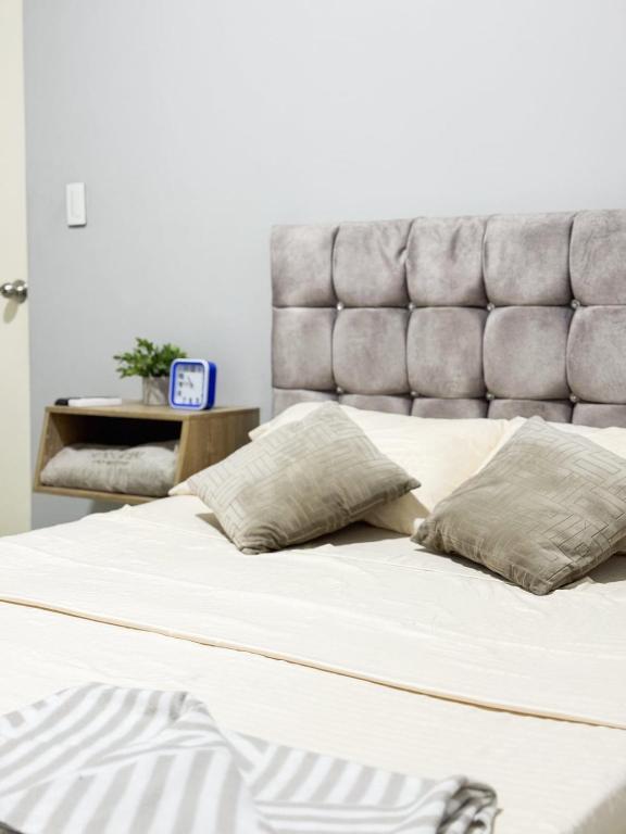 a large bed with two pillows on top of it at Apartamento comodo y bonito cerca a Unicentro in Yopal