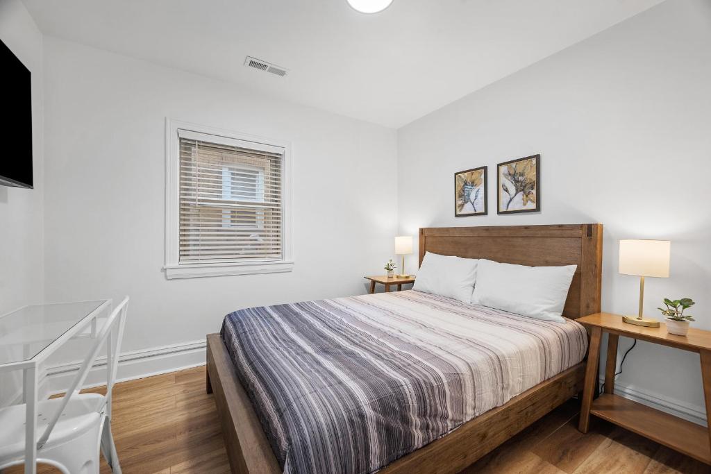 a bedroom with a bed and a desk and a window at Pittsburgh Shadyside 1D Stylish and Cozy Private Bedroom with Shared Bathroom in Pittsburgh