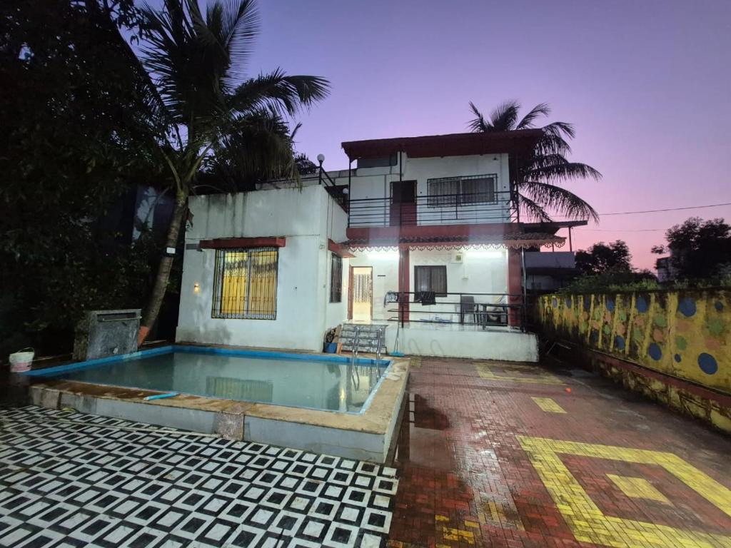 ロナバラにあるLonavala Dream Villaの家の前にプールがある家