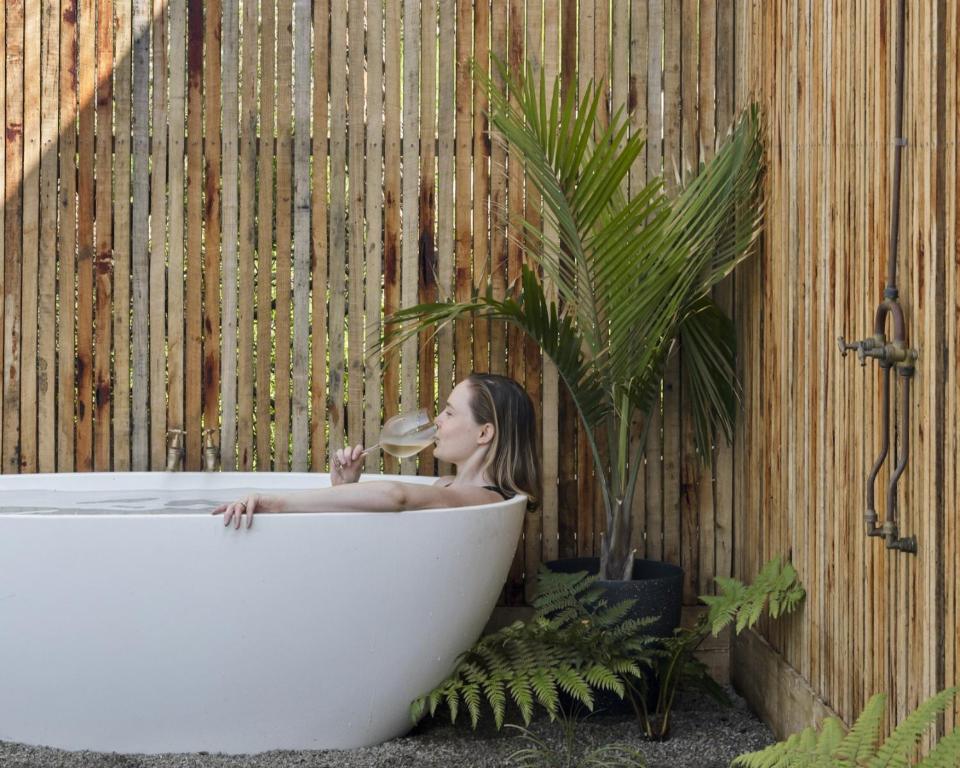 Oaspeți care stau la Hot Tub & FIRE PIT! - Your Serene Coastal Getaway