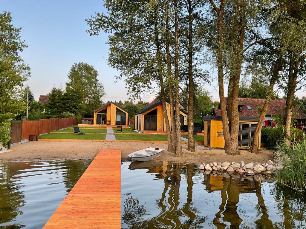 una casa en el agua con un muelle delante en Lakeview Houses, en Gil Mały
