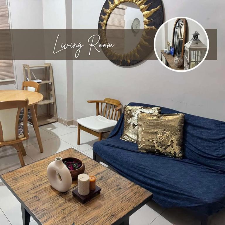 ein Wohnzimmer mit Sofa und Tisch in der Unterkunft Davao Condotel by Vittoria Suites in Davao City