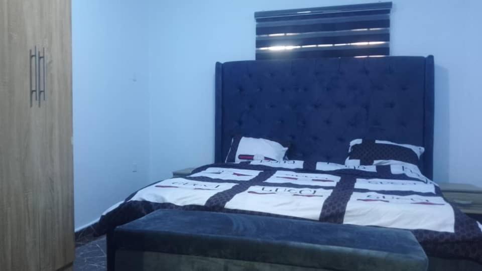 Ένα ή περισσότερα κρεβάτια σε δωμάτιο στο Angiechuks service apartment