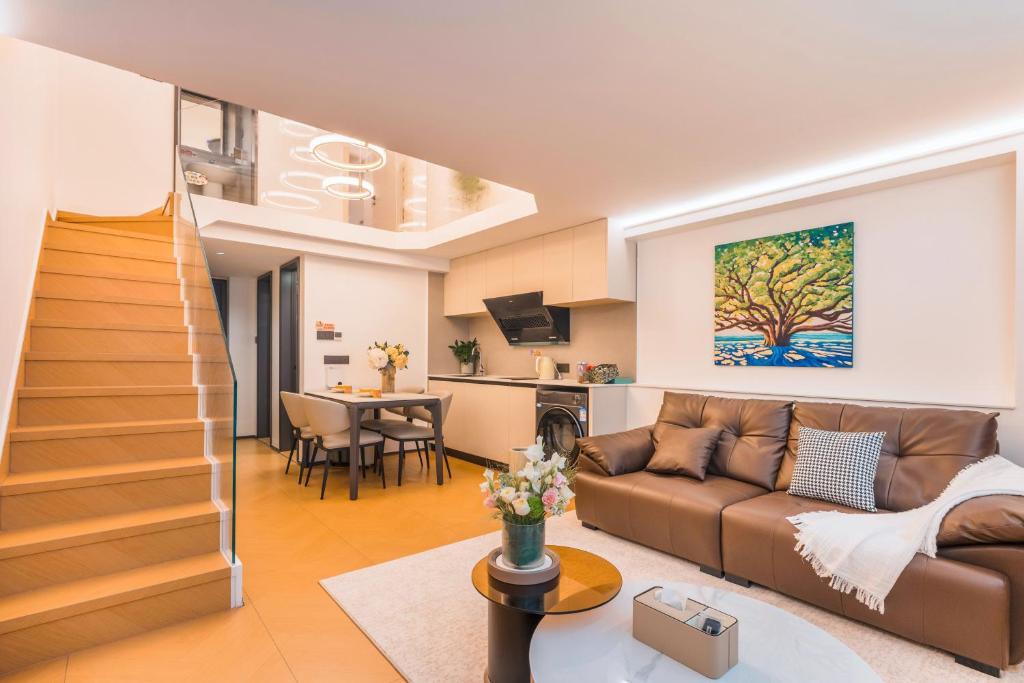 una sala de estar con un sofá y una mesa en Anji Qijing B&B, en Huangshu