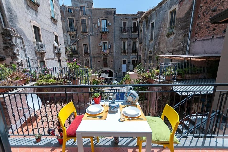 uma mesa branca e cadeiras numa varanda em Vulcano Apartment em Catânia