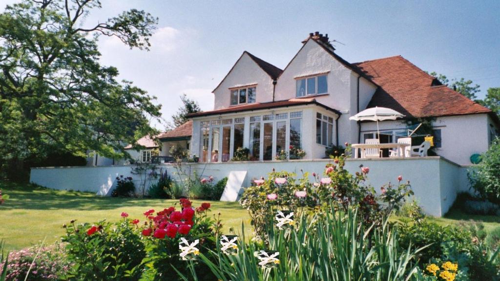 a house with flowers in the front yard at Shakespeare's View in Stratford-upon-Avon