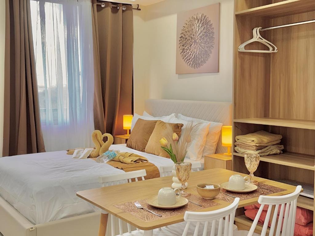 Postel nebo postele na pokoji v ubytování Luxe Bed Free Wi-Fi Netflix Pool Gym Near Airport and Mactan Newtown