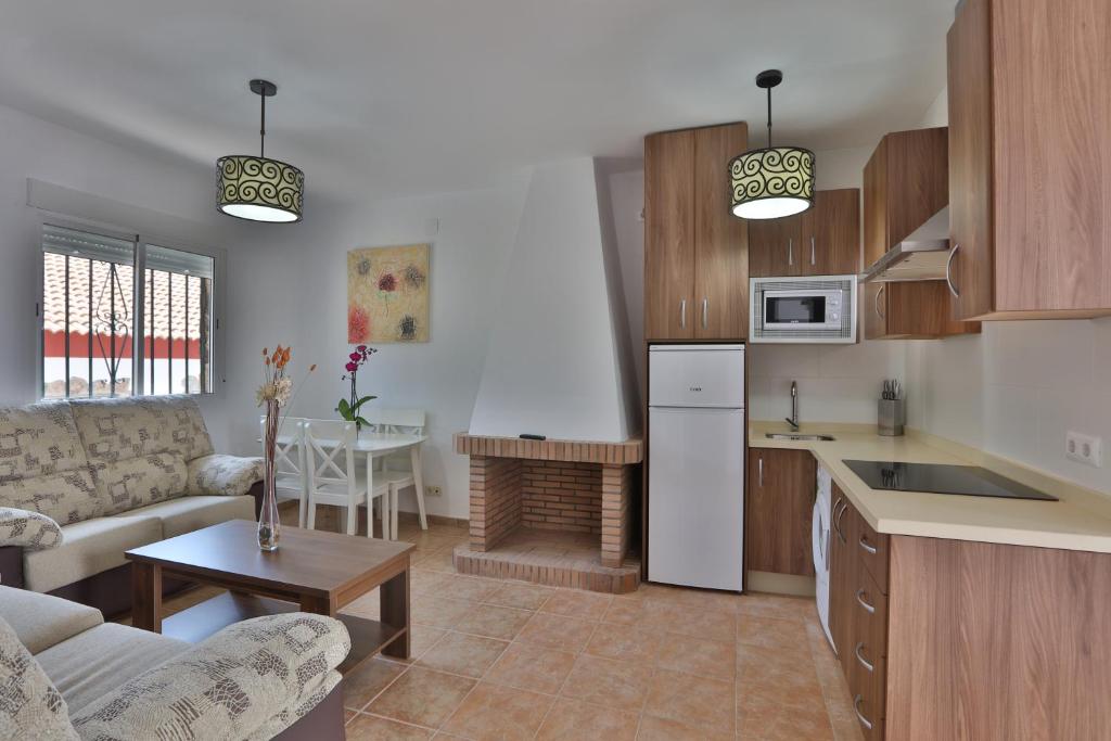 uma cozinha e sala de estar com um sofá e uma mesa em Apartamentos El Madroñal em Coto Rios