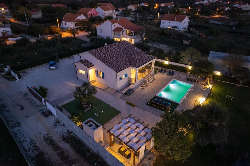 Una vista aérea de una casa con piscina. en Villa Tara, en Tinj