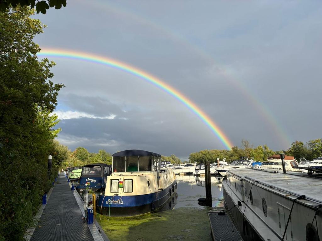 ein Regenbogen über einem Haufen Boote im Wasser in der Unterkunft The Royal Marina Escape! in Staines