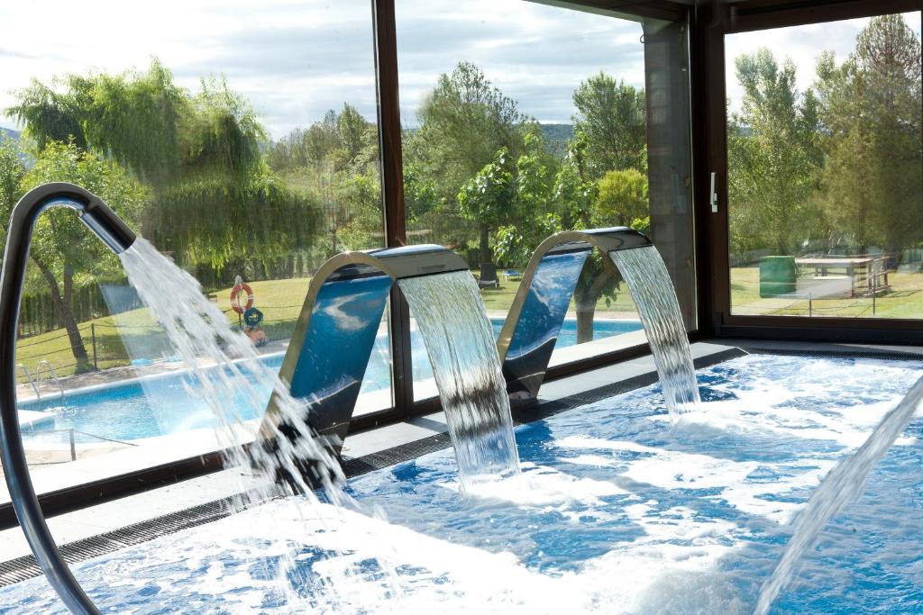 Bazén v ubytování Hotel & SPA Peña Montañesa nebo v jeho okolí