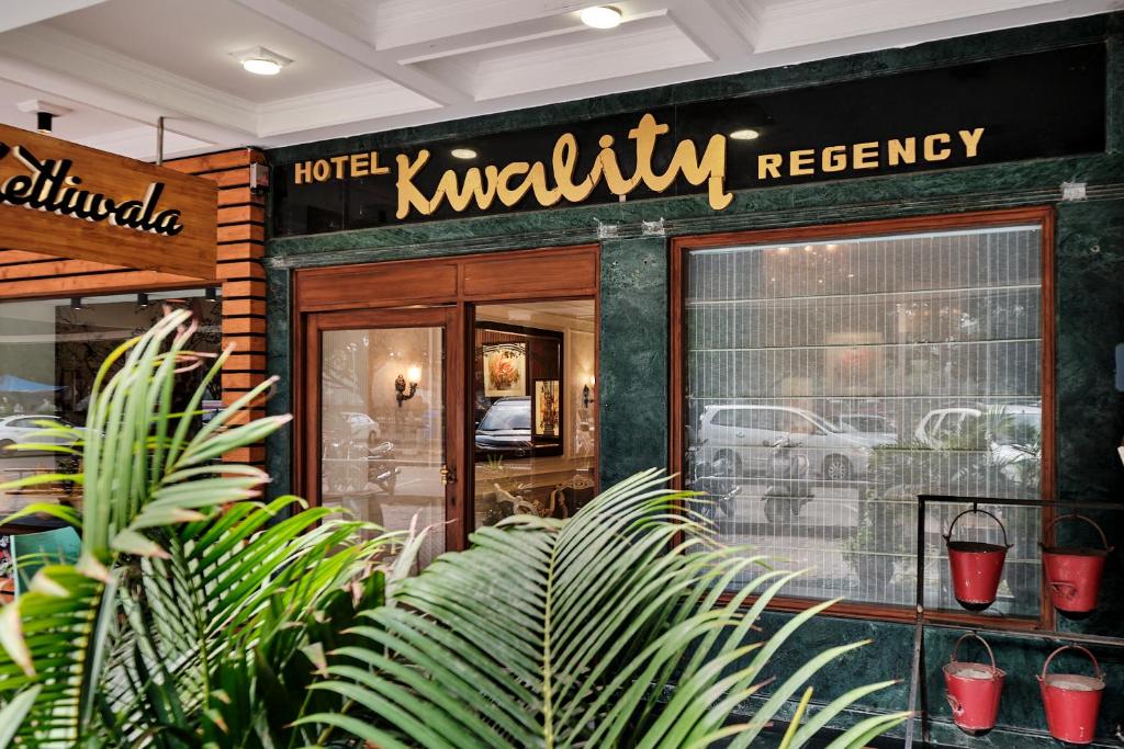 Et logo, certifikat, skilt eller en pris der bliver vist frem på Hotel Kwality Regency