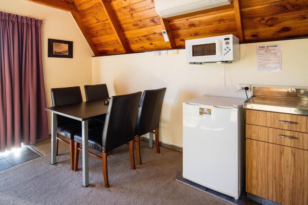 Kuchyň nebo kuchyňský kout v ubytování Mountain Chalets Motel