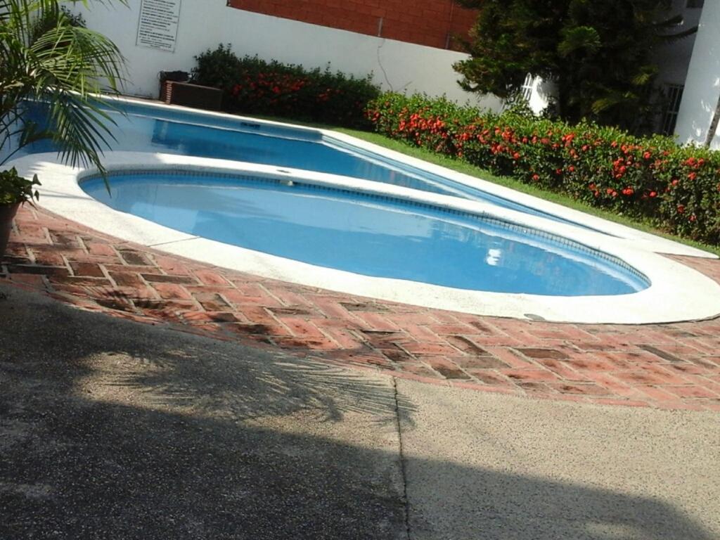 una pequeña piscina en un patio de ladrillo en Exhaciendas Puerto Vallarta, en Puerto Vallarta