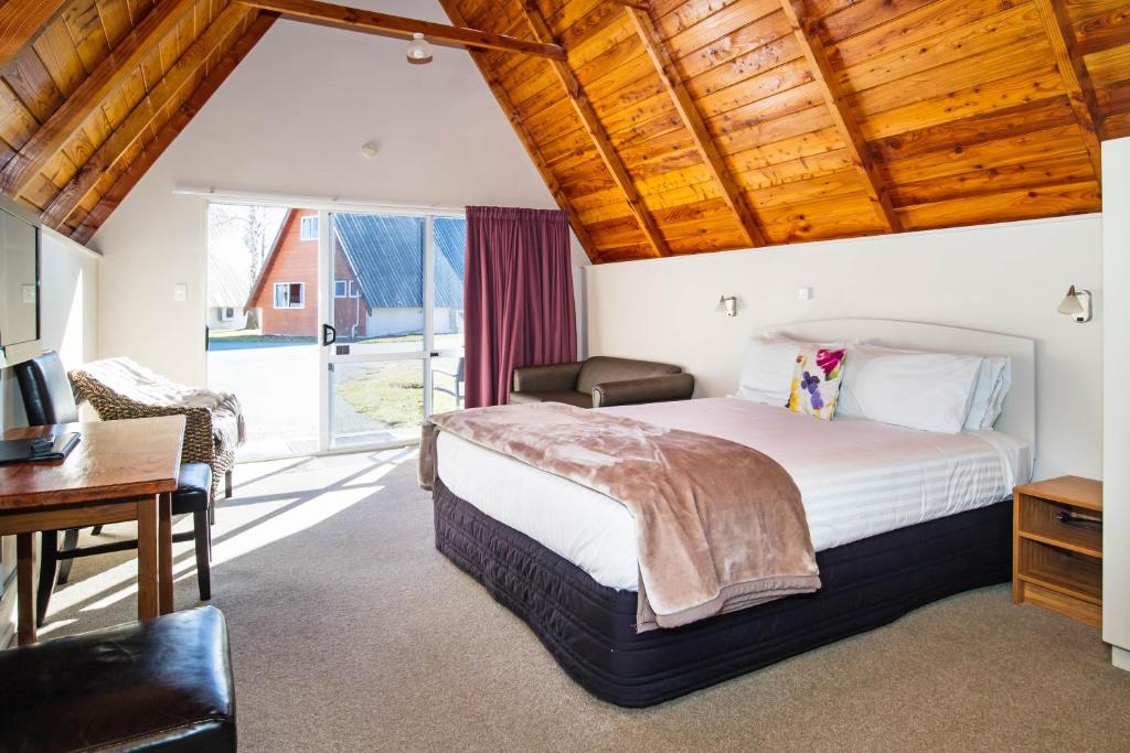 Postel nebo postele na pokoji v ubytování Mountain Chalets Motel