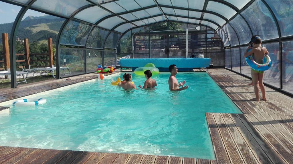 un grupo de personas en una piscina en Villa Colticciola Agriturismo Marche, en Cagli